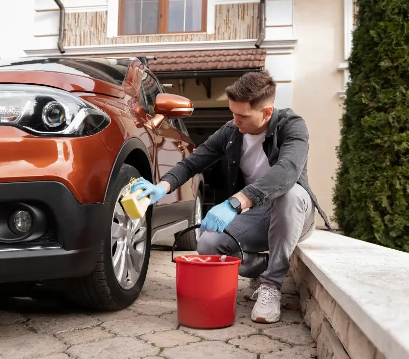 Lavage auto à domicile La Gouesnière : professionnel intervenant sur un véhicule